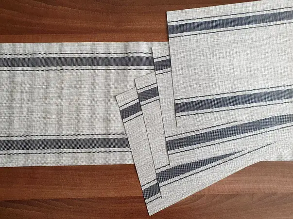 set napron si 4 placemats negre