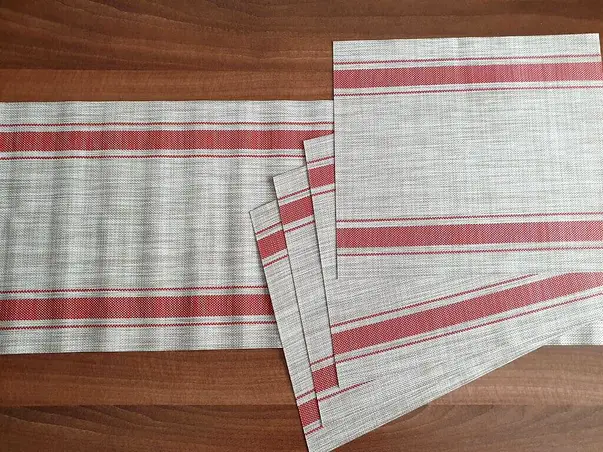 set napron si 4 placemats rosii