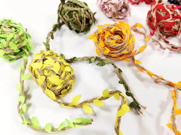 sfoara decorativa cu frunze colorate