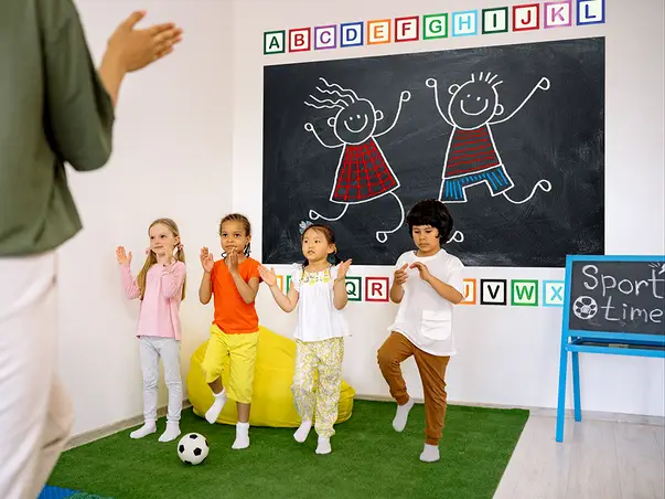 sticker alfabet si autocolant tabla de scris set pentru decor gradinita