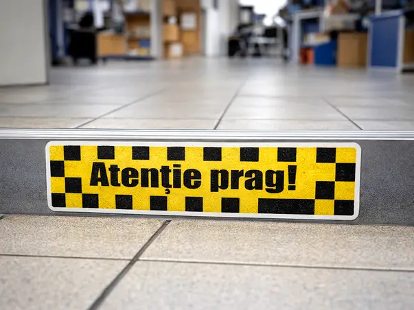 sticker antiderapant atentie la prag 2
