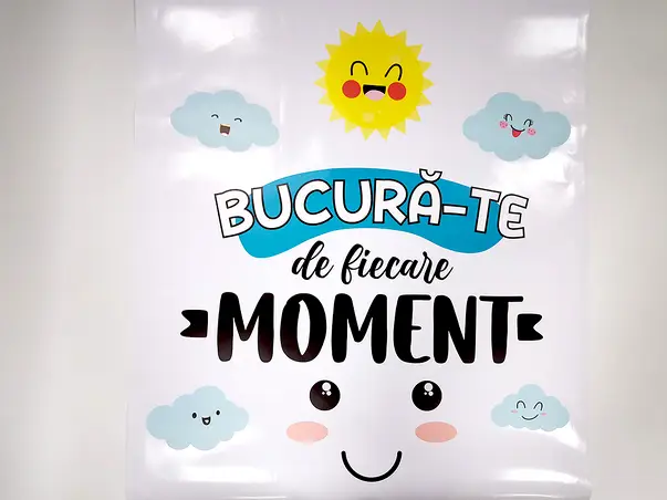 sticker cu mesaj bucura te de fiecare moment decoratiune pentru scoli si gradinite sau camera copiilor