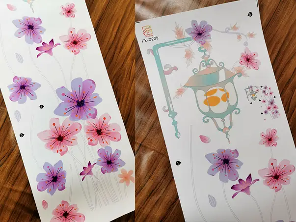 sticker decor cu flori roz si felinar