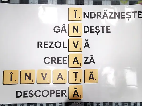 sticker educational scrubble cuvinte incrucisate decoratiune pentru scoli 100x150 cm
