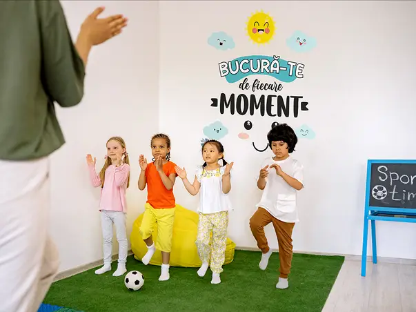 sticker mesaj bucura te de fiecare moment scoli gradinite camera copiilor s6