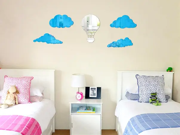 sticker oglinda balon printre nori