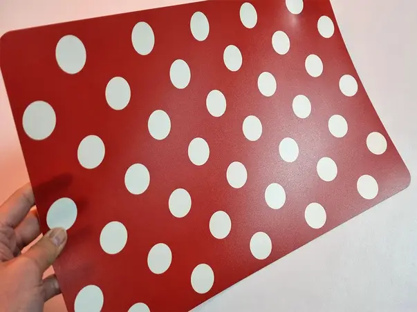 suport farfurie rosu cu buline