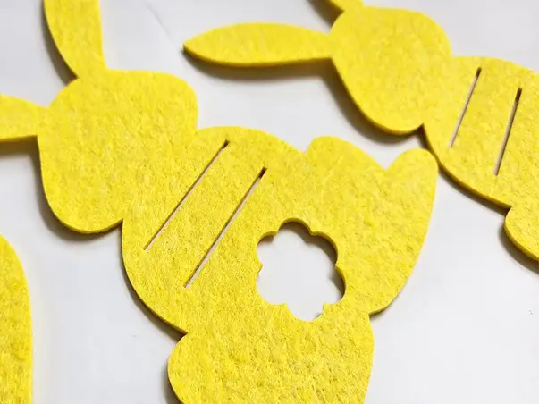 suport tacamuri decor masa de paste iepurasi galbeni