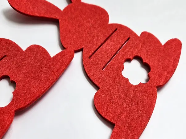 suport tacamuri decor masa de paste iepurasi rosii