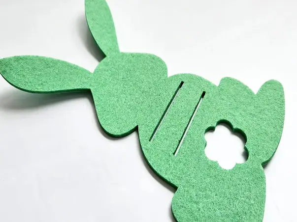 suport tacamuri decor masa de paste iepurasi verzi