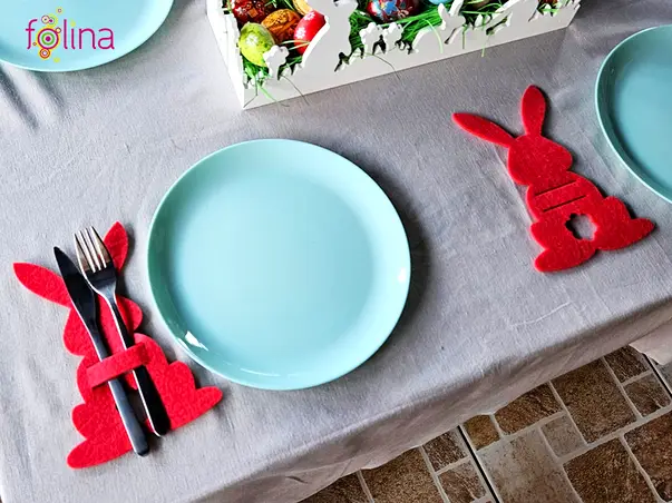 suport tacamuri masa festiva de paste iepurasi rosii din pasla