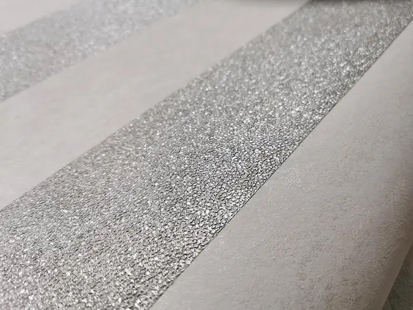 tapet alb cu dungi gri argintiu