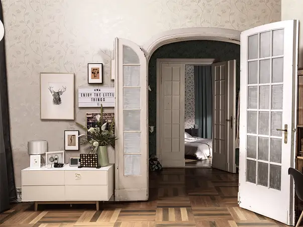 tapet alb cu flori pentru living dormitor