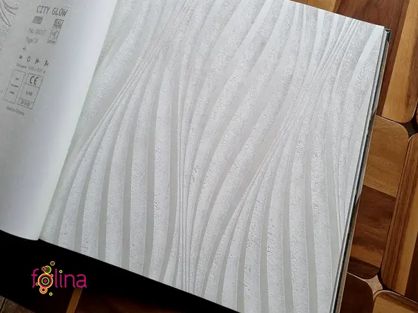 tapet alb unt cu dungi serpuite