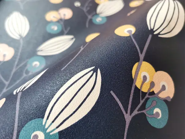 tapet albastru inchis cu flori