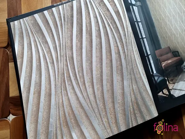 tapet bej cu dungi serpuite 