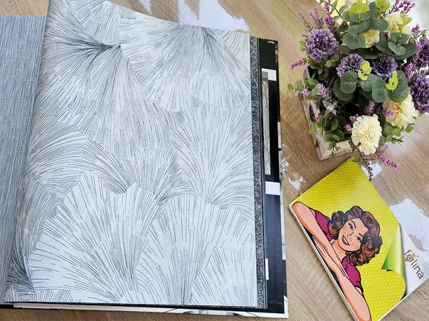 tapet camera fete cu model floral stilizat gri argintiu