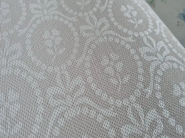 tapet camera fetita crem