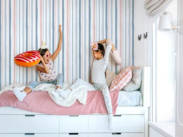 tapet camera fetita cu dungi