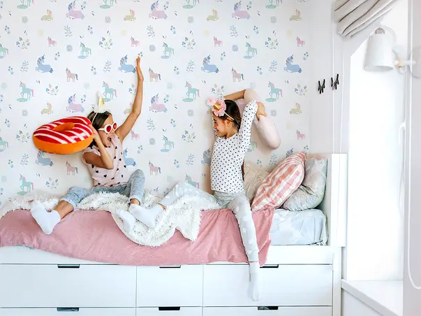 tapet camera fetita unicorni pastel