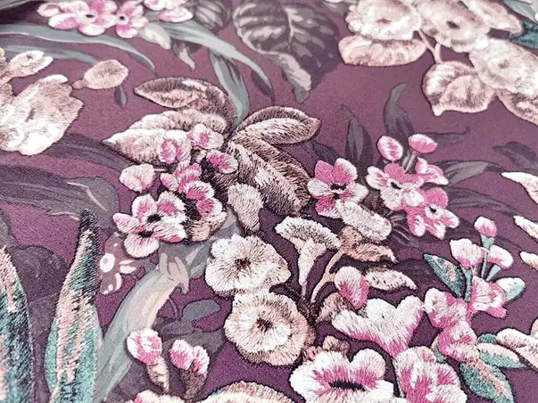 tapet clasic mov cu flori