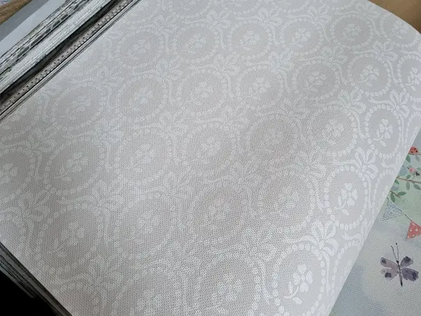 tapet crem camera fetita