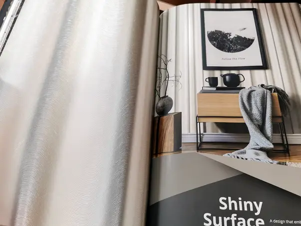 tapet crem cu efect metalic