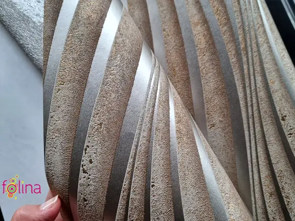 tapet cu dungi serpuite maro