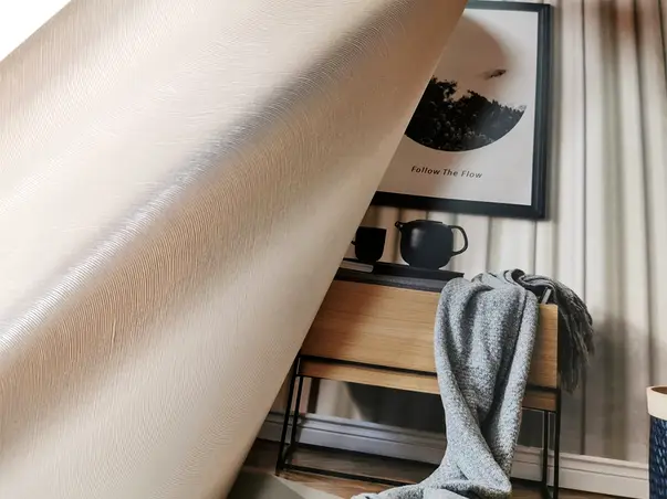 tapet cu efect metalic crem 