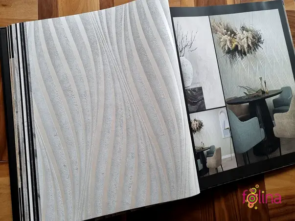 tapet decorativa gri deschis cu dungi serpuite