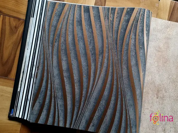 tapet decorativa gri inchis cu dungi serpuite bronz