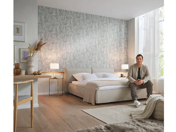 tapet dormitor model cu frunze stilizate gri argintiu