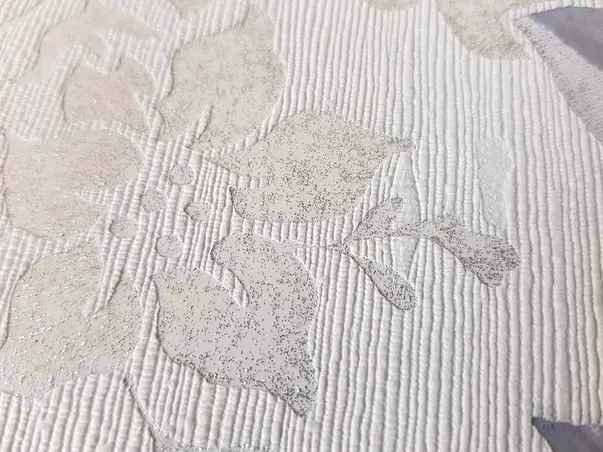 tapet floral clasic in nuante de gri detaliu