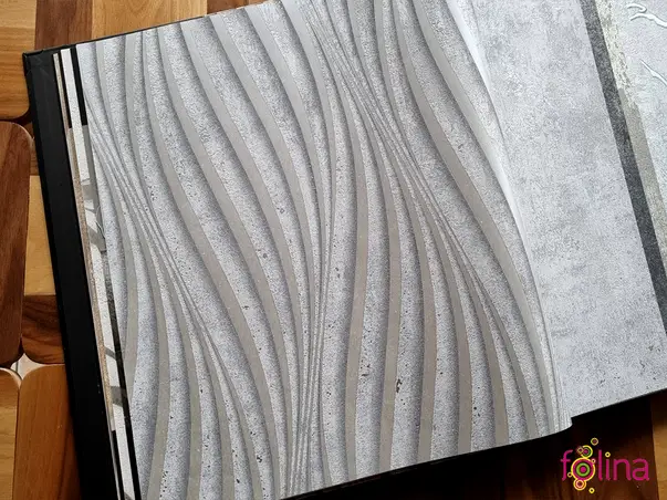 tapet gri cu dungi serpuite