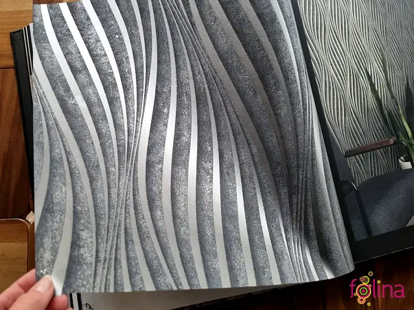 tapet imitatie decorativa gri inchis cu dungi serpuite