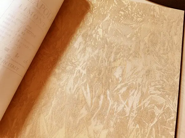 tapet imitatie tencuiala bej auriu