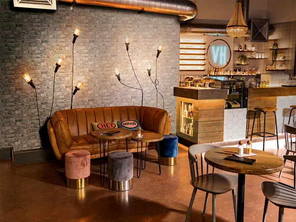 tapet imitatie zid caramida gri pentru o amenajare in stil industrial