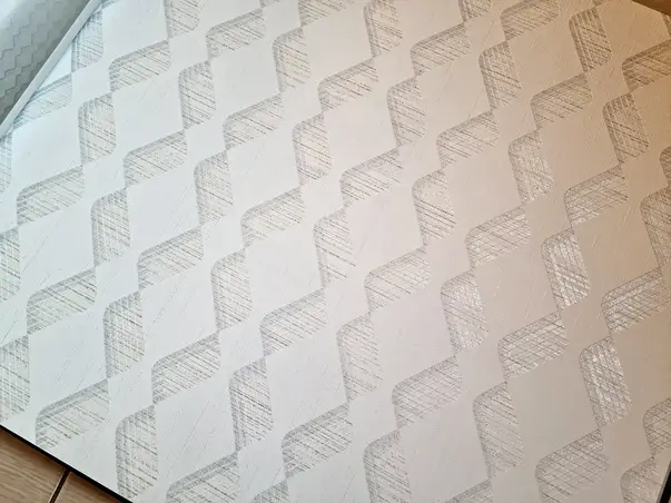 tapet living alb argintiu