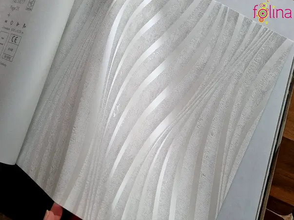 tapet living alb cu dungi serpuite