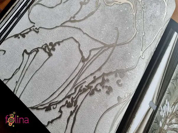 tapet living decorativa cu model metalic