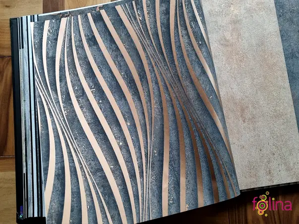 tapet living gri cu dungi bronz