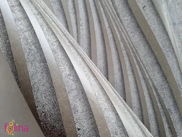 tapet living gri cu dungi serpuite