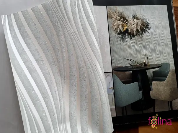 tapet living gri deschis cu dungi serpuite argintii