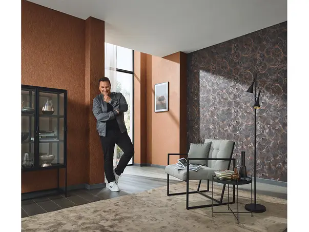 tapet living maro cu model floral stilizat