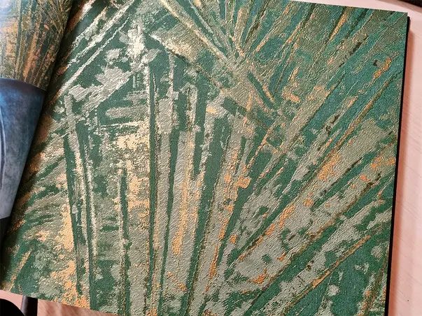 tapet living verde cu auriu