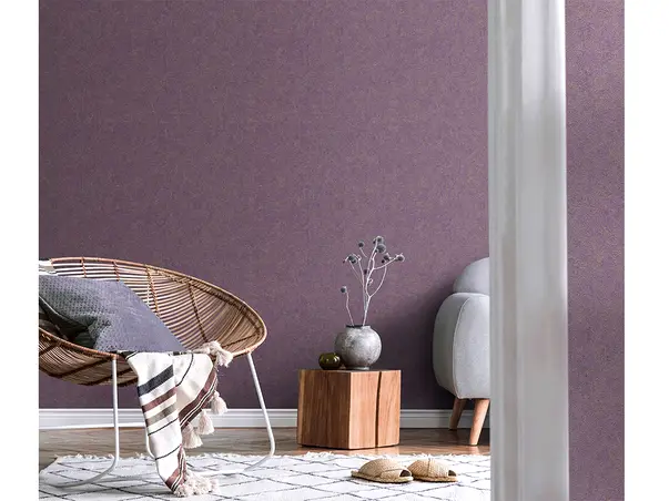 tapet mov cu detalii bej aurii