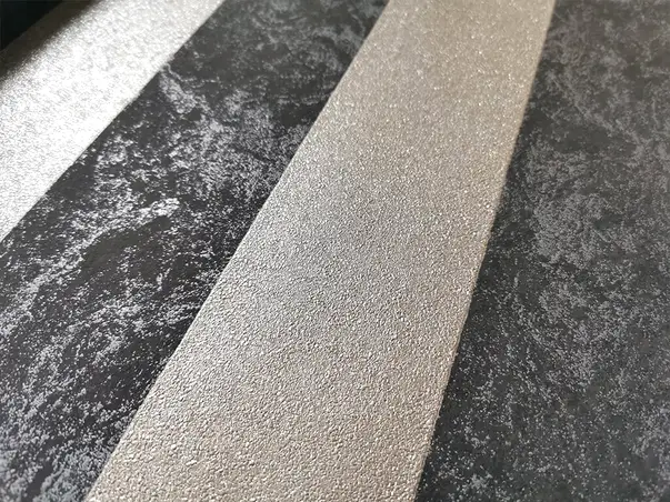 tapet negru cu dungi argintiii