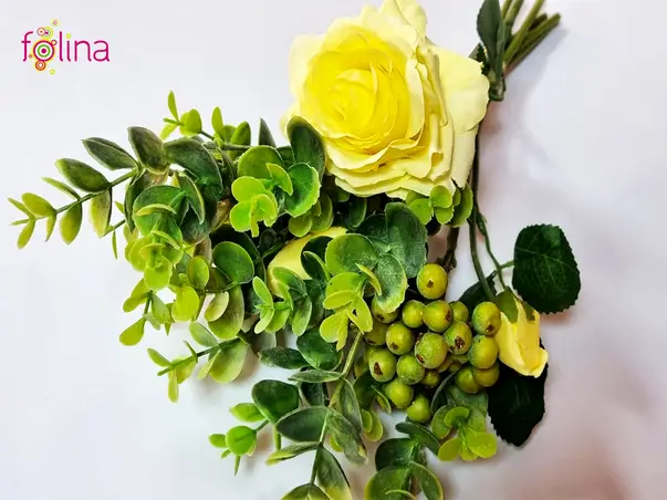 trandafiri artificiali in buchet cu plante eucalipt