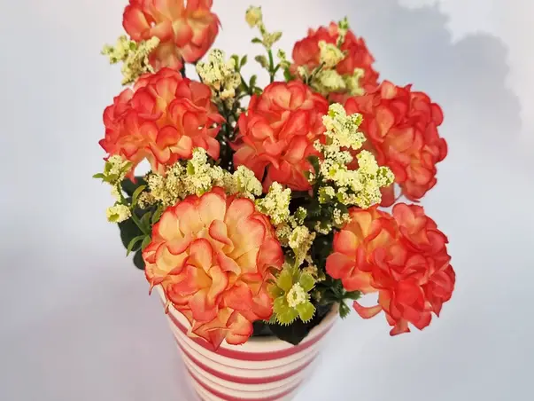 vas ceramic cu flori artificiale garofite rosii