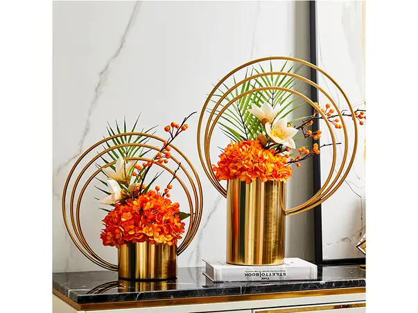 vaza aurie metalica cu detalii decorative